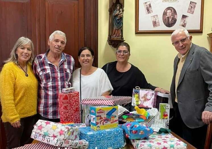 Momento de la entrega de juguetes/TA.